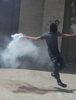 قمع مسيرة في نعلين 
