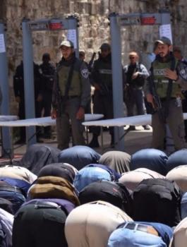 الاحتلال يركب ممرات وحواجز حديدية إضافية في باب الأسباط