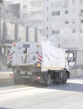 بلدية البيرة تصرف عيدية لوظفيها 