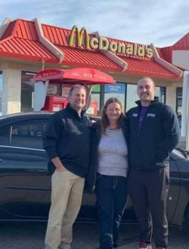 نادلة في مطعم 