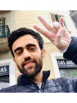 شاب فلسطيني وفيروس كورونا 