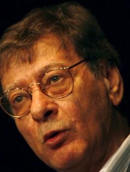 محمود درويش وشاعر سوري 