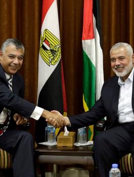 لقاء اسماعيل هنية بوزير المخابرات المصرية 