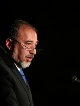 ليبرمان يدعو إلى فرض عقوبة إلإعدام بحق الفلسطينيين 