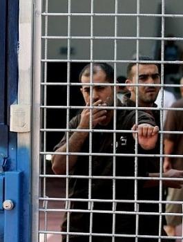 قطع رواتب الاسرى وعائلات الشهداء 