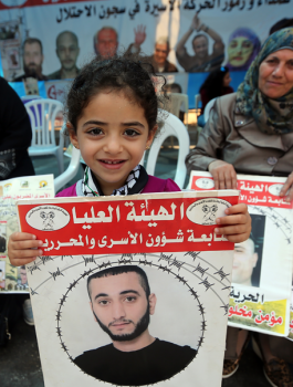 عتصام تضامني مع الأسرى المضربين عن الطعام