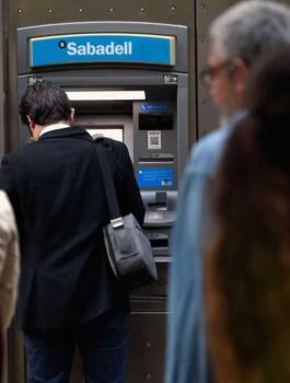 الكتالونيون يتبعون طريقة جديدة للاحتجاج على الحكومة الاسبانية