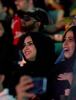 ظهور النساء في اول مصارعة بالسعودية 