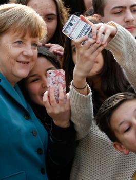 pc-140331-merkel-selfie-6a_cdd9c36783a6e128f38a44cf2982d6ca.nbcnews-fp-1200-800