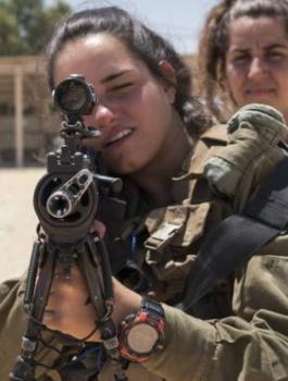 مجندة اسرائيلية تطلق النار على شاب فلسطيني للتسلية 