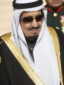 كاتب سعودي يصف الملك سلمان بالالاه 