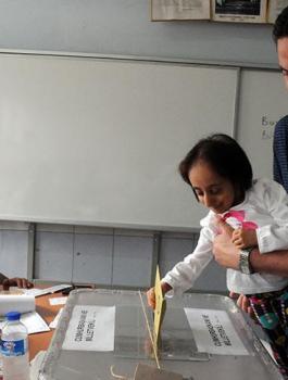 أدلت أقصر امرأة في تركيا "أليف كوجامان"، البالغ طولها 72.6 سنتيمترا، بصوتها في الانتخابات الرئاسية والبرلمانية التي تشهدها تركيا اليوم.  ووصلت كوجامان إلى لجنتها الانتخابية في إعدادية "قاديرلي" بولاية "عثمانية" جنوبي تركيا، برفقة والدتها وأخيها.  وبعد إبر