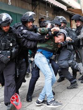 الاعتداء على فتى فلسطيني 