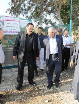 وزير التعليم صبري صيدم يعلن عن اطلاق العام الدراسي مبكرًا من أرض الخان الأحمر