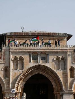 رفع العلم الفلسطيني في المسجد الأقصى