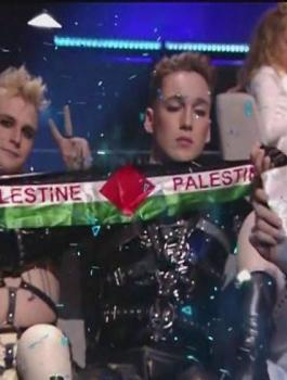 شركة الطيران الإسرائيلي تعاقب الفريق الايسلندي بعد رفعه العلم الفلسطيني