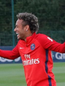 باريس سان جيرمان يسخر من هزيمة برشلونة 