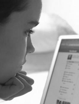 ابتزاز فتاة عبر فيسبوك 