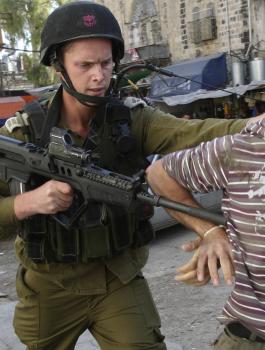 اعتقال وضرب للفلسطينيين في عتصيون 