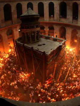 النور المقدس في كنيسة القيامة 