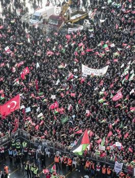 رغم الأمطار والرياح العاتية.. مئات الآلاف من الأتراك يتظاهرون نصرة للقدس