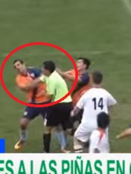 لاعب يلكم الحكم على وجهه بسبب "كرت أحمر" فيرد الحكم بعدة لكمات على وجه اللاعب وتتحول المباراة إلى شجار كبير (فيديو)