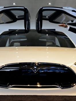 انفجار سيارة تسلا 