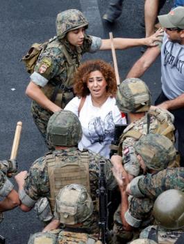 المتظاهرون والجيش اللبناني 