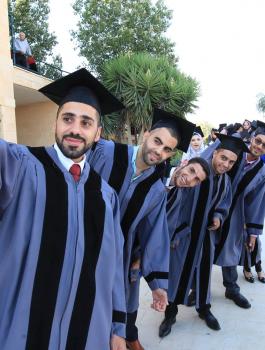 حفلات تخرج اللاب في الأمريكية 