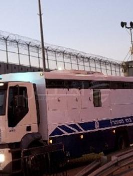 نقل أسيرات فلسطينيات 