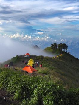 550 شخص عالق على بركان في اندونيسيا