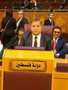 منح وزير الصحة الفلسطيني الوسام الذهبي 