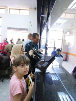 حركة نشطة على معبر الكرامة و ٨ الاف مسافر تنقلوا امس السبت