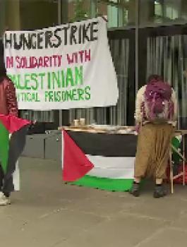 طلاب في جامعة بريطانية يضربون عن الطعام 