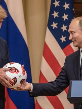 الكرة التي اهداها بوتين لترامب 