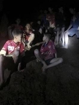 الفيفا يدعو أطفال الكهف لحضور نهائي المونديال