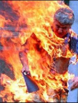 شاب فلسطيني يحرق نفسه بجباليا 