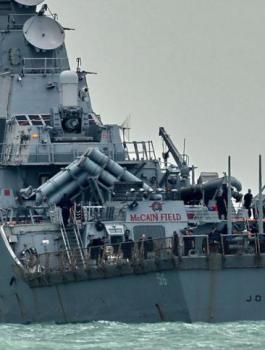 ايران تعلن فقدان 32 من مواطنيها باصطدام ناقلة نفط بسفينة شحن صينية 