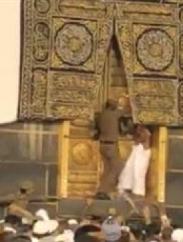 أحد الحجاج يحاول فتح باب الكعبة 