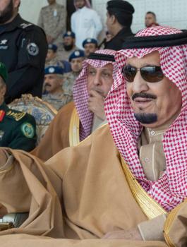 العاهل السعودي يدشن مقاتلة "إف 15" المتطورة