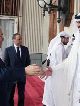 عباس وأمير قطر 