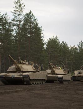 دبابات الجيش الامريكي على حدود روسيا