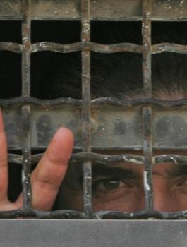 اسير فلسطيني في السجون الاسرائيلية