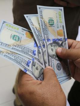 وزير المالية والازمة 