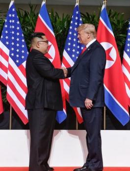 لقاء الزعيم الكوري الشمالي وترامب 