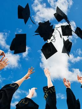 التربية تعلن توفر منح دراسية في الخارج