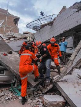 تسونامي في اندونيسيا 