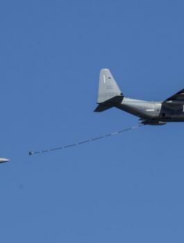 اصطدام طائرتين امريكيتين 