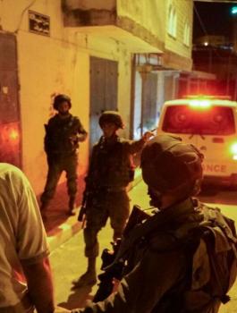 إصابة مسعف واعتقال شقيقه خلال مواجهات في مخيم الدهيشة