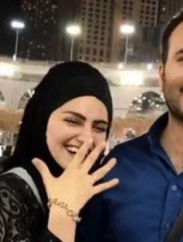 شاب تركي يطلب يد فتاة امام الكعبة 